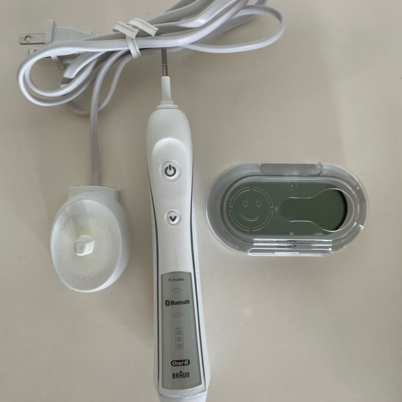 NWOT Oral B Pro 7000 Electronic Toothbrush - Picture 3 of 3